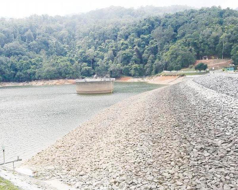 Water at the Air Itam Dam has receded drastically, with the level recorded just slightly above 40% of capacity as of July 26 – Masry Che Ani/theSunpix