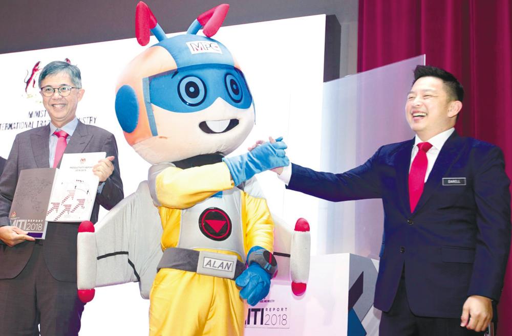 Chua (left) and Leiking with MPC’s mascot at the launch of the Miti Report 2018 and Productivity Report 2018/2019. – Zulkifli Ersal/THESUN