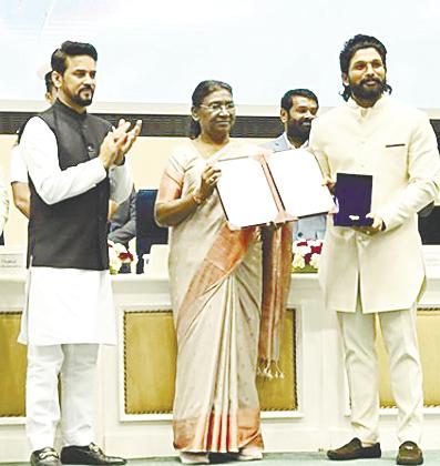 $!Allu (right) receiving his award from India’s President Draupadi Murmu (centre).