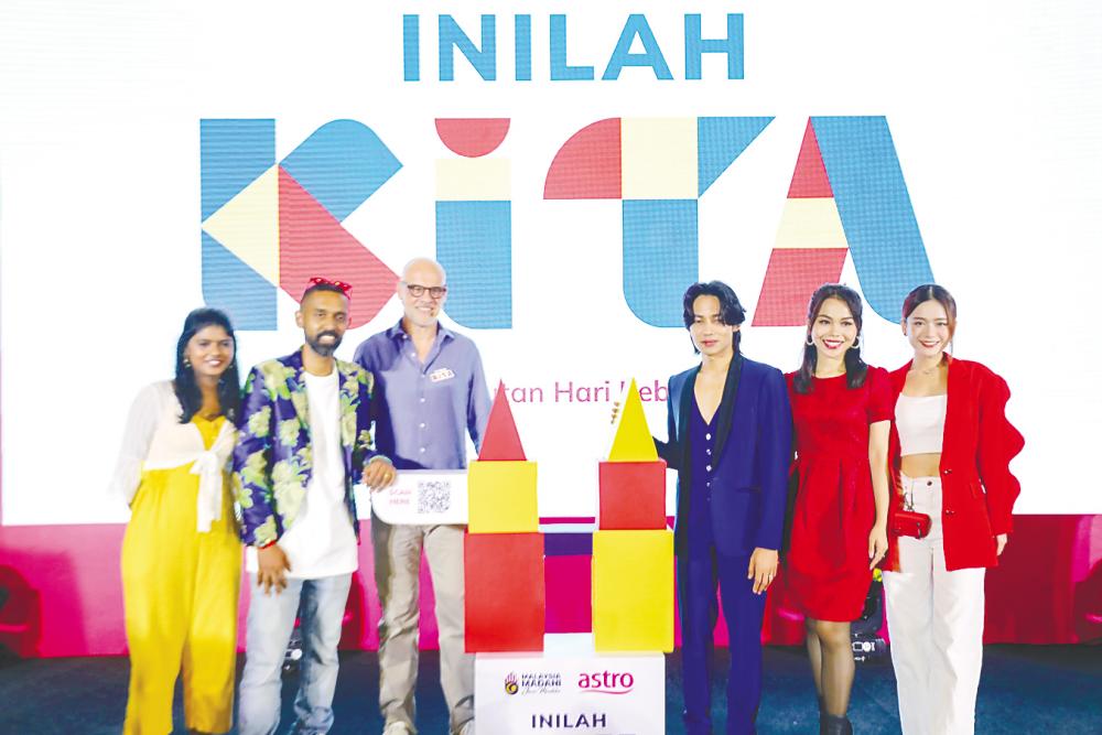 $!Smith (third from left) with artistes Roshini, Balan Kash, Hael, Wani Kayrie and Joey Leong who performed the song Inilah Kita.