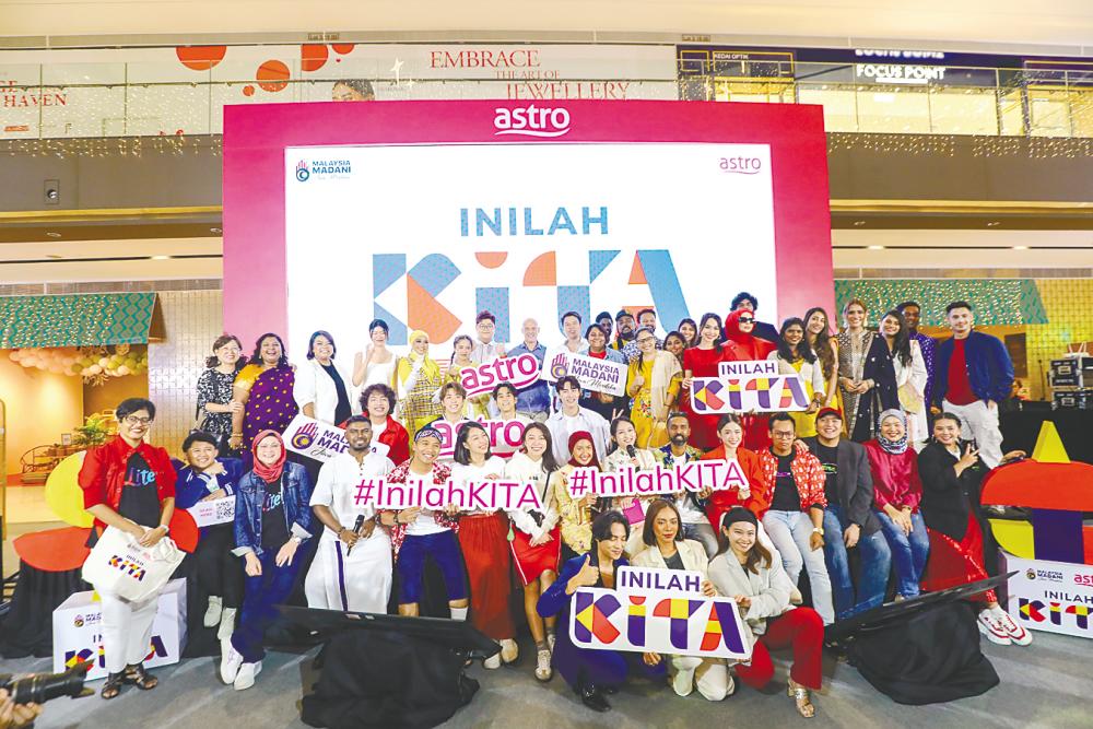 Smith (back row, centre), Astro chief sales and marketing officer Tai Kam Leong (back row, 10th from left) and Astro Audio director Priya Dharshini Prabakaran (back row, 11th from left) alongside all the celebrities, talents and announcers for Astro’s Inilah Kita campaign. – PICS BY AMIRUL SYAFIQ/THESUN