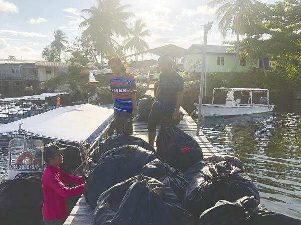 Larapan community members collect waste during the 3B campaign. – Pic courtesy of Larapan Youth Conservation Group