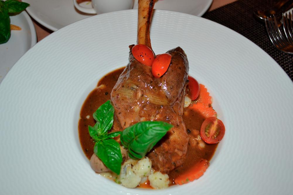 $!The tantalising lamb shank served at Roselle Coffee House. – HAZIQUE ZAIRILL/THESUN