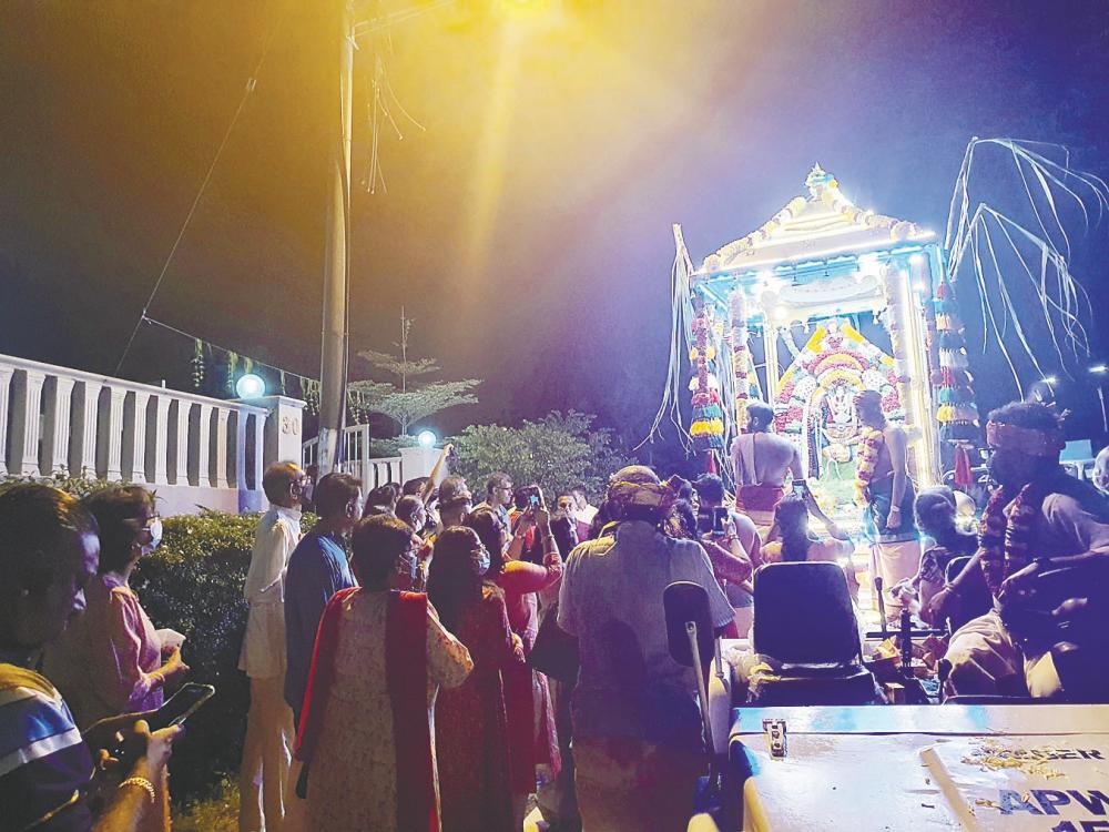 $!Many Hindu temples will have a chariot procession for the festival. – PIC FROM FACEBOOK @SRISTHIVINAYAGARTEMPLE