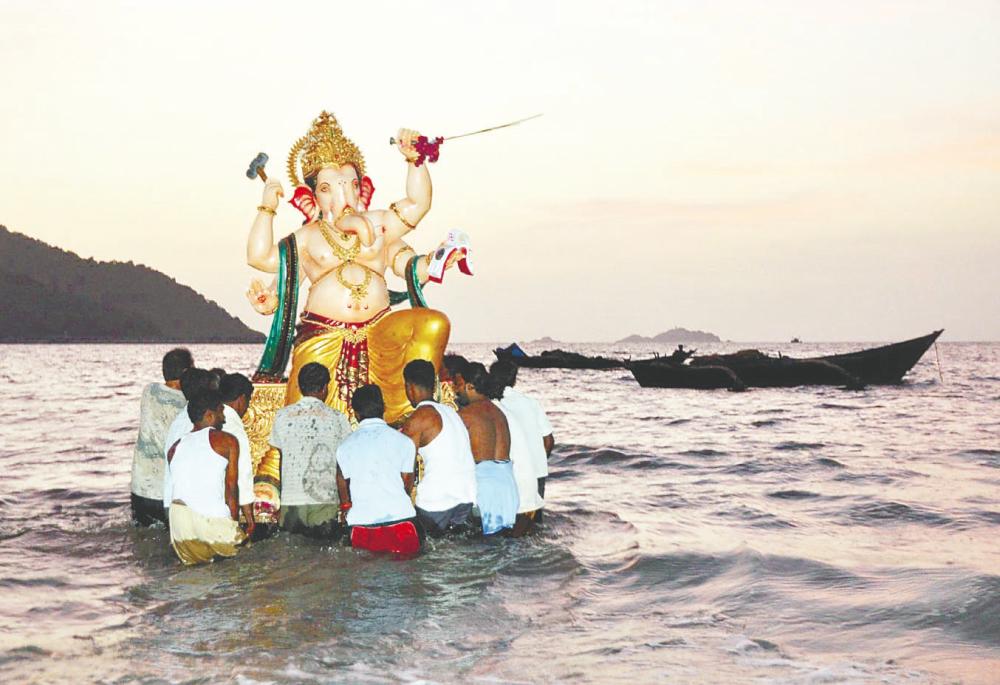 $!Festival’s end is marked with the submerging of the deity in the ocean. – GANESHCHATHURTIPIC