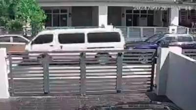 Malaysian alleges a government vehicle reversed into car, claims honking was “ignored”