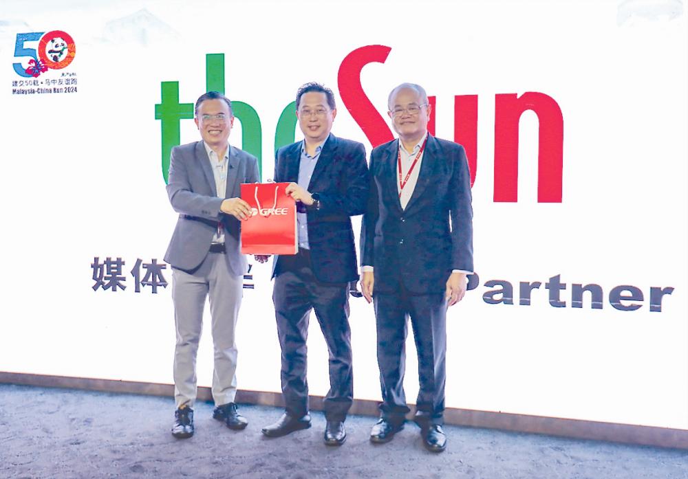 From left: Oriental Daily News general manager Pattrik Ting, Ong and Ding at the launch of the run. – ADIB RAWI YAHYA/THESUN