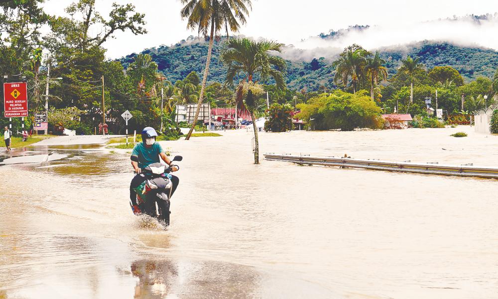 Mohd Hashim said no state will experience dry weather during the monsoon transition phase and MetMalaysia will issue warnings if the situation warrants it. – Bernamapic