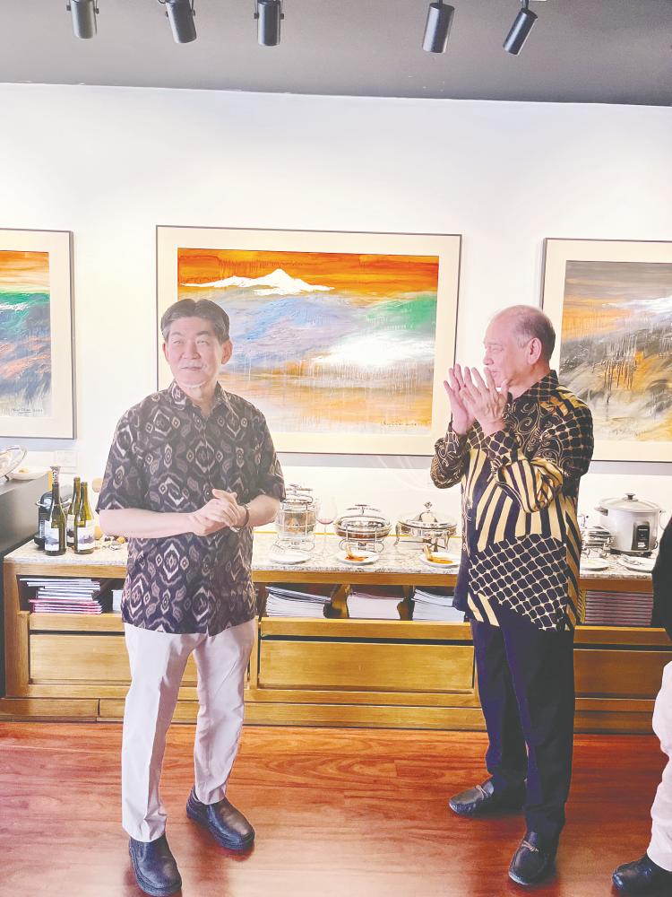 $!Chan (right) applauded Cheng, after viewing all the paintings.