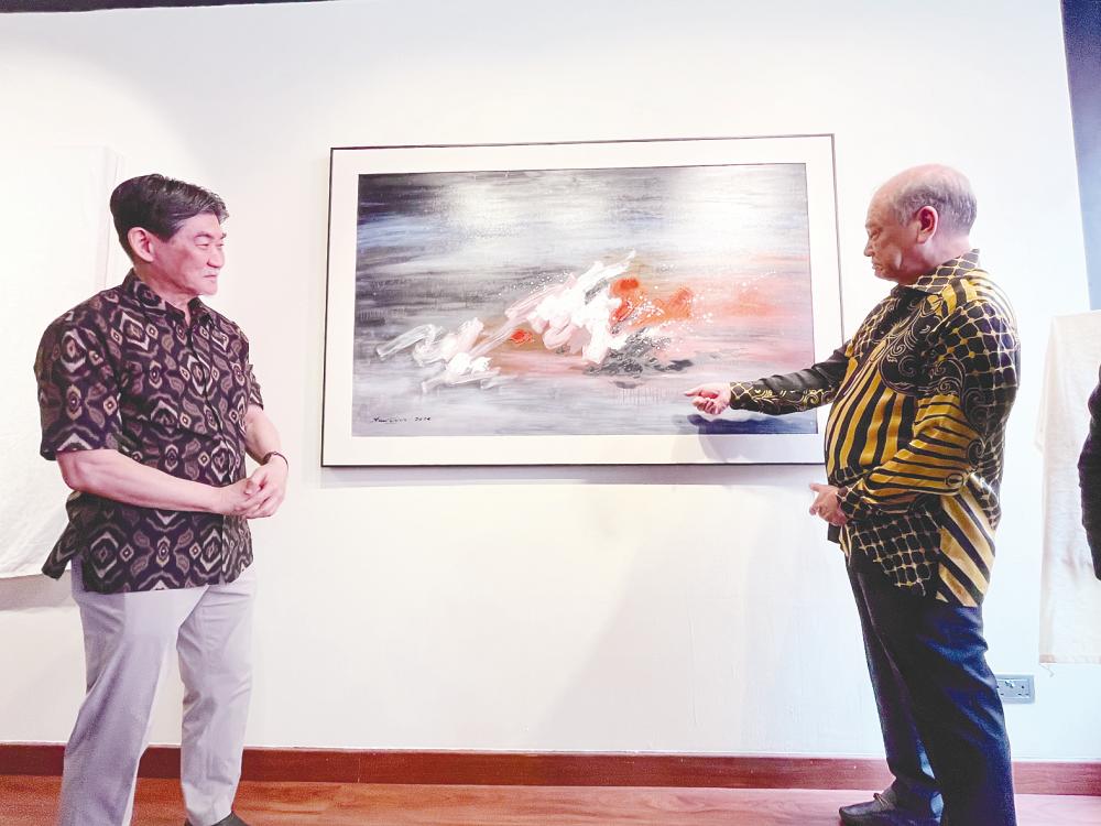 $!Chan (right) unveiled the first painting by Cheng. – ALL PICS BY S.TAMARAI CHELVI/ THESUN