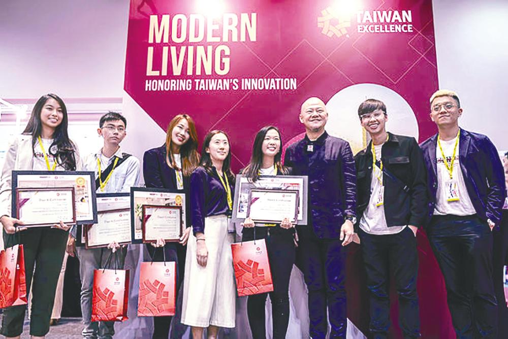 Leong (third from right) with the winners at the Taiwan Excellence Pavillion yesterday. – adib rawi yahya/theSun