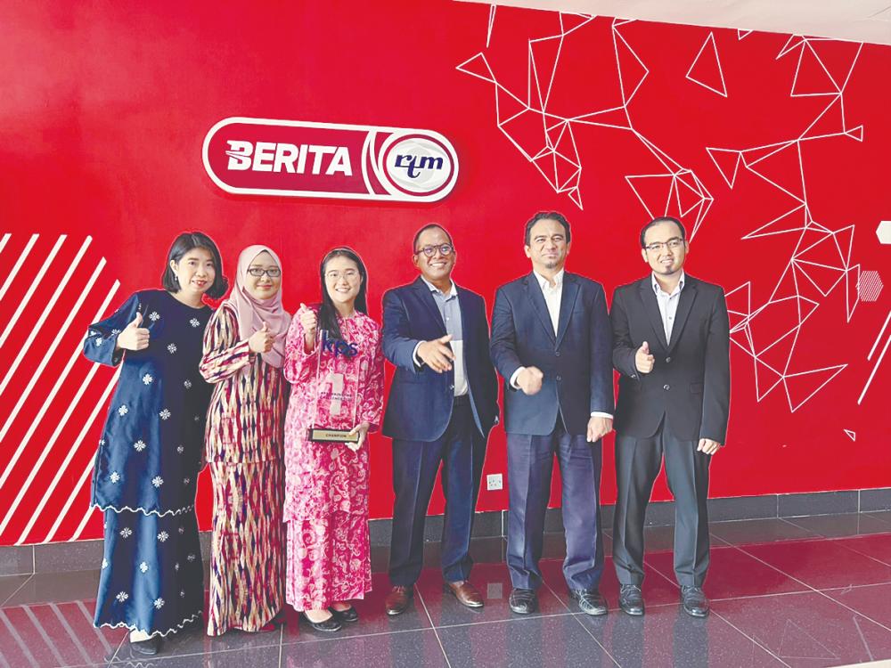 The team during an interview with Radio Televisyen Malaysia (RTM). (From left) Dr Phang, Siti Zarina Zakuwan (team mate), Chia, Zulkifli Mawardi, Director, Investor Relations, Sustainability &amp; Communications, KPS, Prof Dr Ishak Ahmad and Wan Ishak (team mate).