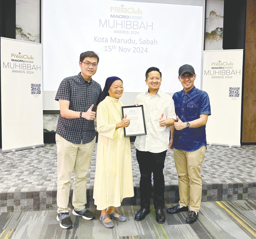 Dorothy Amalia receiving the award from Arthur. – COURTESYPIC