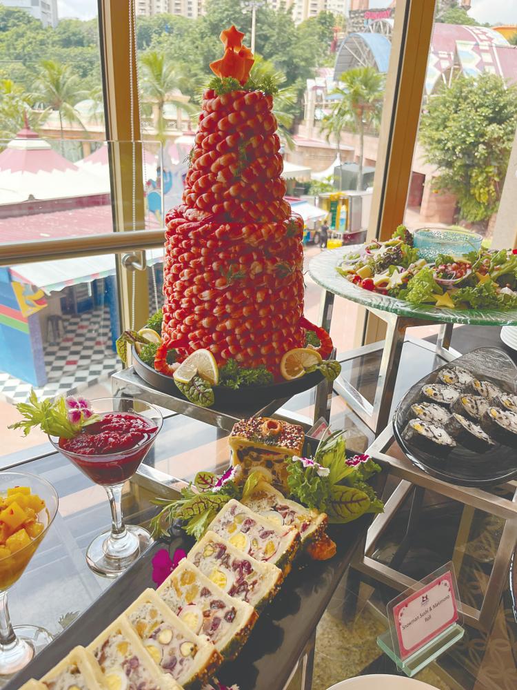 $!The Prawn Tower is the centre of attraction of the opulent buffet at Sunway Resort Hotel.