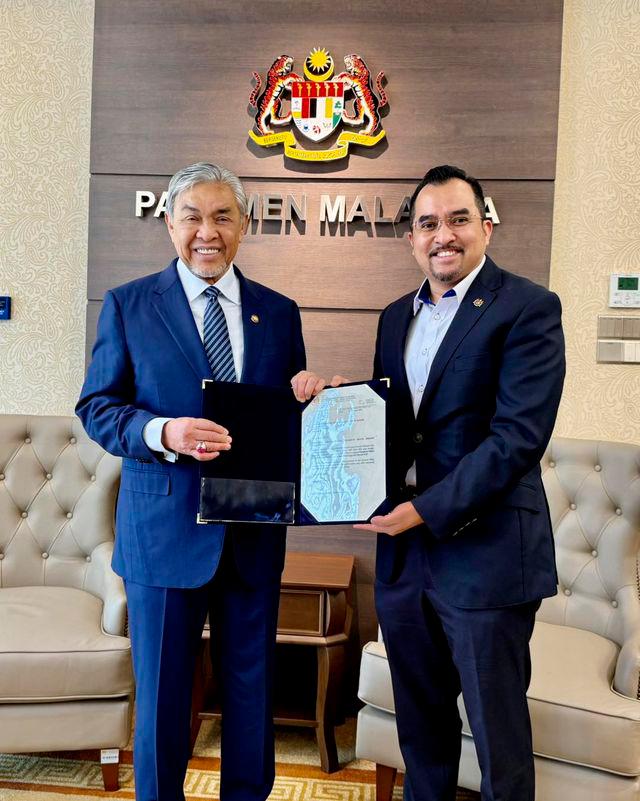 Photo: Dr Asyraf Wajdi Dusuki/Facebook
