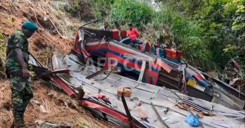 Bus carrying pilgrims crashes killing 21 in Sri Lanka