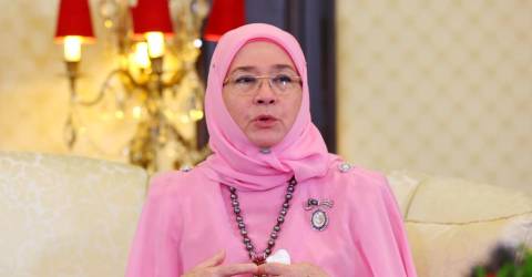 Tunku Azizah is the perfect Queen, says Al-Sultan Abdullah