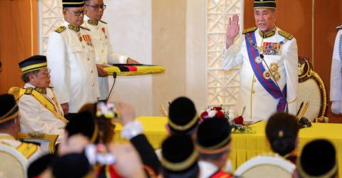 Wan Junaidi takes oath of office as 8th Sarawak Governor