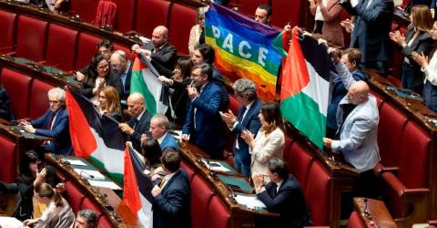 Italy MPs wave Palestinian flag in parliament