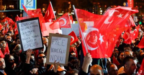 Vast crowds rally in Istanbul in support of arrested mayor