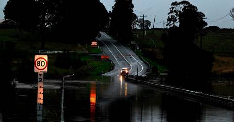 Thousands remain isolated as floods ease in eastern Australia