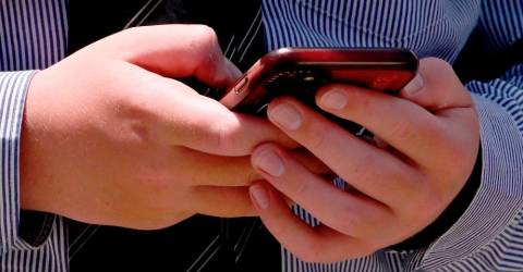 New Zealand PM proposes banning under-16s from social media