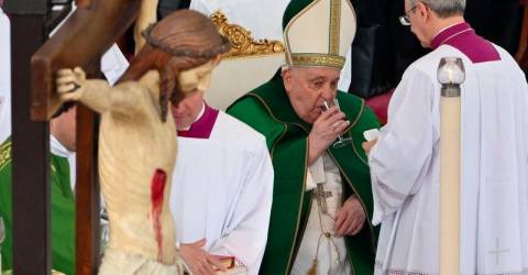 Pope Francis has double pneumonia, complicating his treatment, Vatican says