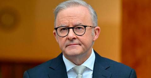 Australian PM lures voters with supermarket crackdown 