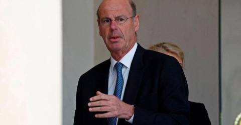 Possible US-EU trade war is idiotic, French finance minister says