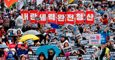 Thousands rally for South Koreas impeached ex-president Yoon