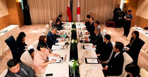 Japan, Philippines vow to boost security ties over China concern