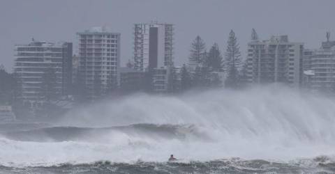 Cyclones fringe lashes eastern Australia