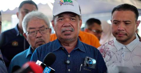 Mohamad Sabu inspects coral reef conservation