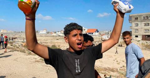 Thousands rush into new aid distribution centre in south Gaza