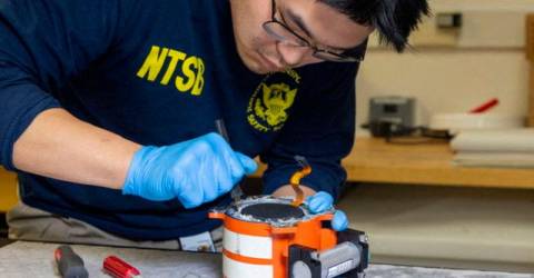 Investigators recover plane black boxes from Washington air collision
