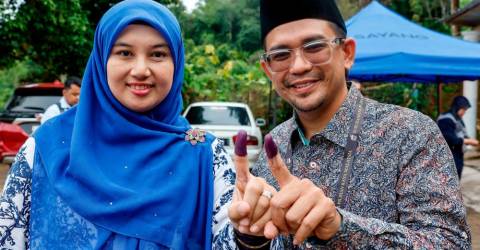 Nenggiri by-election: BN, PAS candidates come face to face at polling station