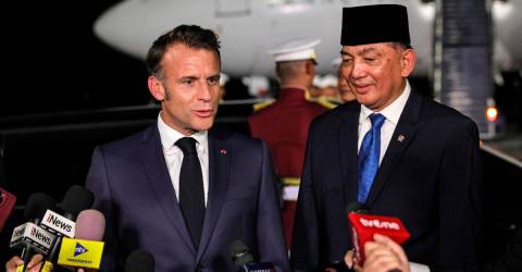 Macron in Indonesia seeks to deepen trade, defence ties