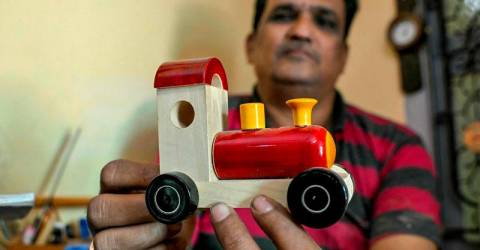 Indian artisans keep traditional toymaking alive