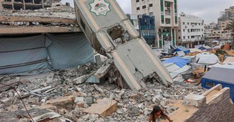 Gaza rescuers says Israeli strikes kill 28 near hospital