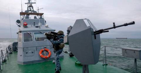 Moscow, Kyiv trade blame for strikes endangering truce efforts