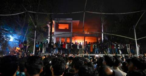 Bangladesh protesters try to demolish father of Hasina’s home