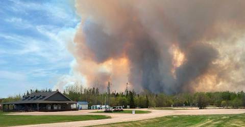Big Canada wildfire kills two, 1,000 evacuated