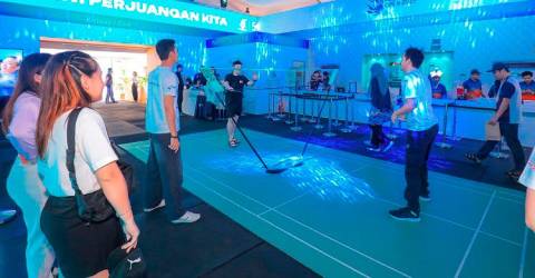 Fans flock to badminton finals