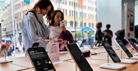 US exempts smartphones, computers from global Trump tariffs