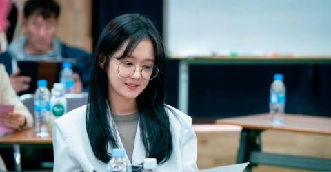 Jang Na-ra takes on different role of attendant to VIPs