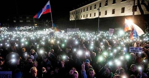 Photo of Slováci naďalej tlačia na premiéra Figa, aby odstúpil pre reformu súdnictva