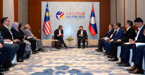 Menteri Luar berunding dengan rakan sejawatan dari Laos, Vietnam untuk tingkat hubungan