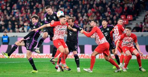 Bayern held in Freiburg to give Leverkusen advantage in title race