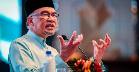 PM Anwar extends donation to former footballer Azman Adnan