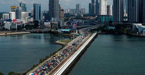 Very heavy traffic at Singapore land checkpoints upcoming school holiday, Eid - ICA
